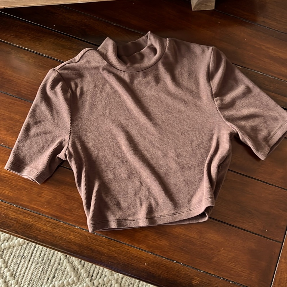 Size Small like new chocolate brown cropped top  with ribbed accent
